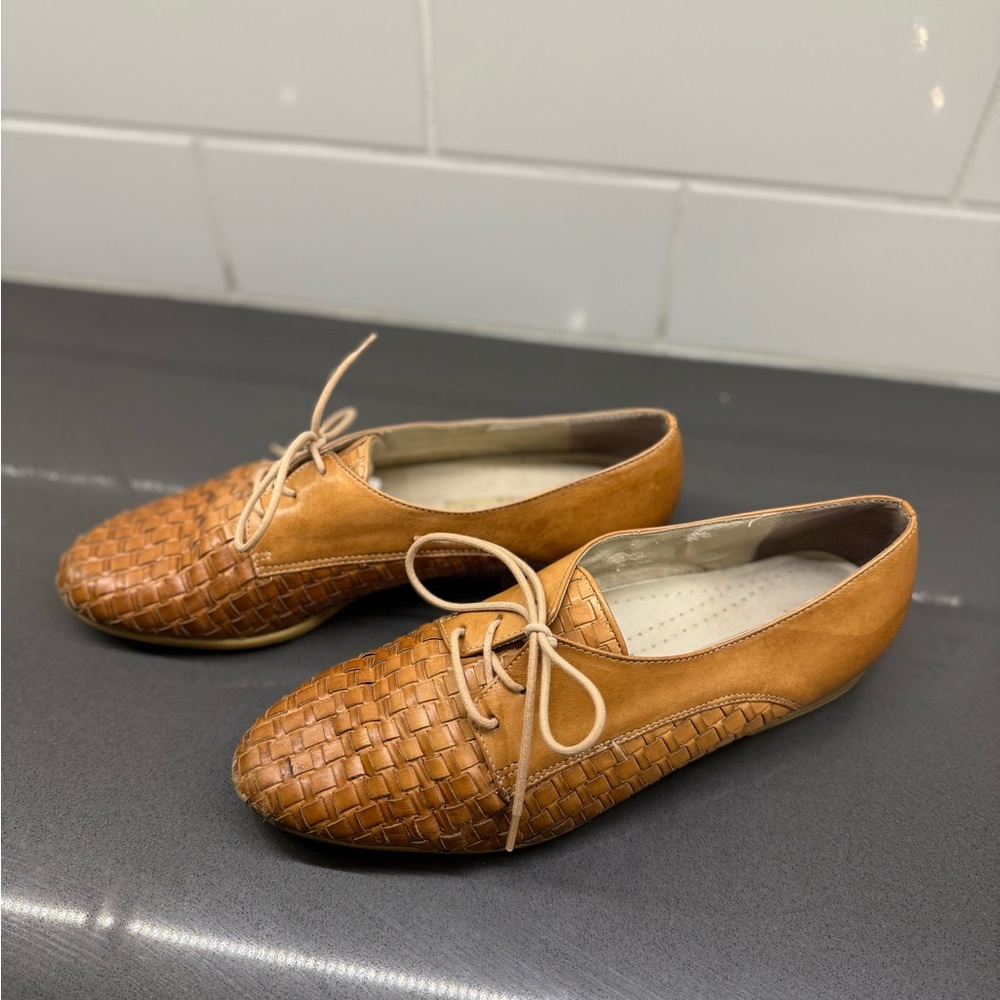 Women's Tan Leather Woven Oxford Shoes - Picture 4 of 4